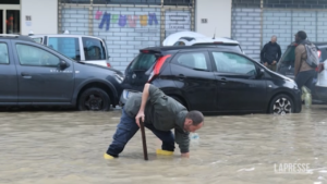 Maltempo Toscana, a Campi Bisenzio abitanti messi in salvo sui gommoni