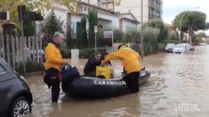 Maltempo in Toscana, le immagini da Campi Bisenzio: strade come fiumi di fango