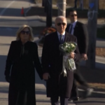 Sparatoria nel Maine, Joe Biden depone un mazzo di fiori