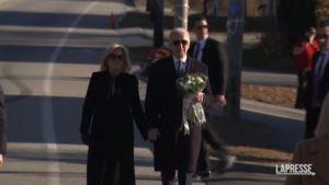 Sparatoria nel Maine, Joe Biden depone un mazzo di fiori