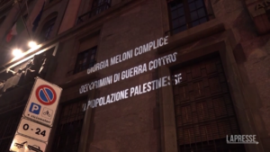 Milano, corteo pro-Palestina: scritte contro Meloni proiettate su un palazzo