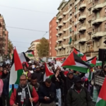Torino, in centinaia al corteo pro-Palestina: “Israele assassina”