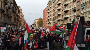 Torino, in centinaia al corteo pro-Palestina: “Israele assassina”