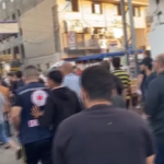 Gaza, il raid di Israele davanti all’ospedale Shifa: i feriti portati a braccia