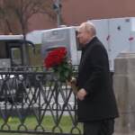 Russia, Putin depone fiori al monumento sulla Piazza Rossa nel Giorno dell’Unità