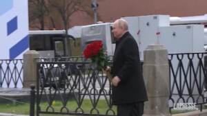 Russia, Putin depone fiori al monumento sulla Piazza Rossa nel Giorno dell’Unità