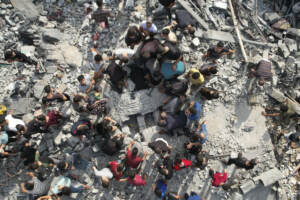 Medioriente: attacco aereo su campo profughi a Gaza, almeno 51 morti
