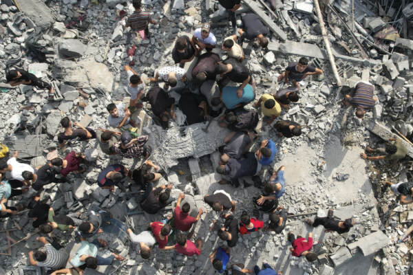 Medioriente: attacco aereo su campo profughi a Gaza, almeno 51 morti