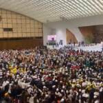 Mr. Rain in Vaticano, il cantante intona ‘Supereroi’ con migliaia di bambini