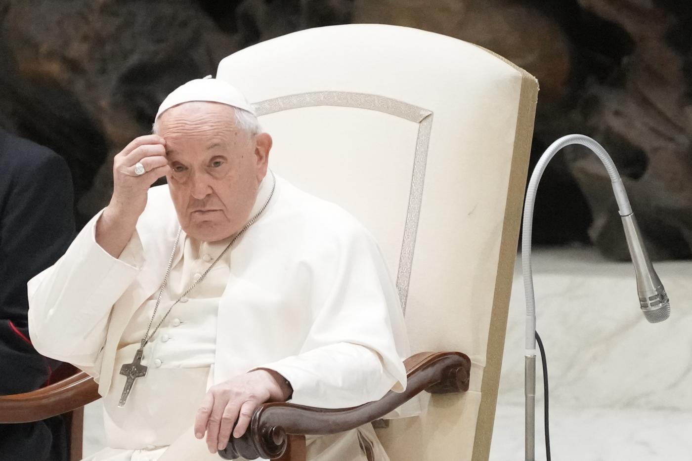 Il Papa non sta bene, il portavoce: “Solo un po’ di raffreddore”
