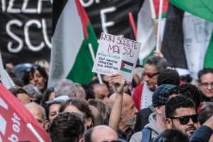 Roma, manifestazione dei movimenti contro le guerre, nato e in sostegno della Palestina