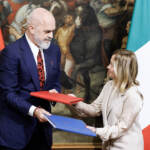 Migranti, accordo Italia-Albania. Meloni: “Centri italiani a Tirana”