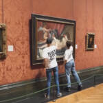 Clima, attivisti ‘Just Stop Oil’ rompono vetro quadro di Velazquez a Londra