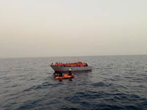 Migranti, naufragio al largo di Canarie: circa 50 dispersi
