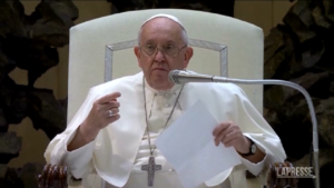 Papa incontra bambini da tutto il mondo: “Sono preoccupato per la natura”