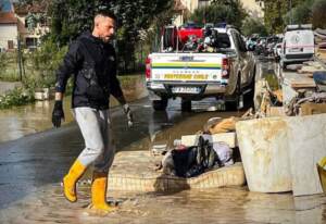 Toscana, Biraghi spala il fango a Campi Bisenzio