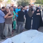 Gaza, il pianto dei familiari delle vittime davanti all’ospedale al-Aqsa