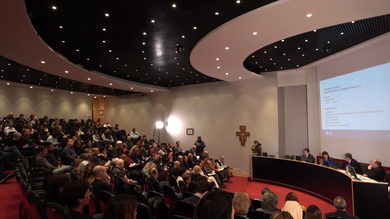 Povertà, Intesa Sanpaolo e Caritas: in 3 anni 1 mln di interventi Povertà, Intesa Sanpaolo e Caritas: in 3 anni 1 mln di interventi