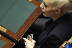 Marta Fascina ritorna in aula della Camera per il voto di fiducia sul decreto Caivano