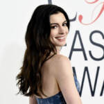 CFDA Awards, Anne Hathaway in jeans sul red carpet: tutti i look degli Oscar della Moda