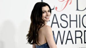 CFDA Awards, Anne Hathaway in jeans sul red carpet: tutti i look degli Oscar della Moda