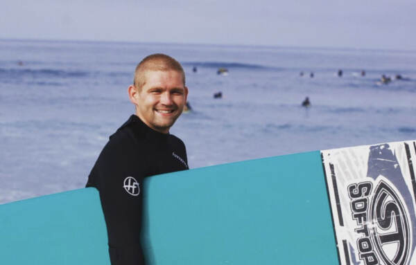 Evan Ellingson con tavola da surf