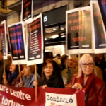 Spagna, proteste a Barcellona: un corteo indipendentista e uno nazionalista davanti alla sede della polizia