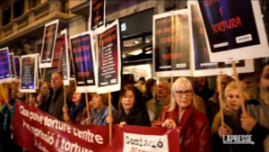 Spagna, proteste a Barcellona: un corteo indipendentista e uno nazionalista davanti alla sede della polizia