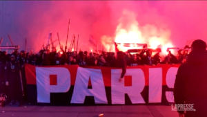 VIDEO Milan-Psg, i tifosi francesi in Piazza Duomo: canti e tamburi