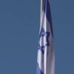 VIDEO Israele, bandiere a mezz’asta a Gerusalemme a un mese dagli attacchi di Hamas