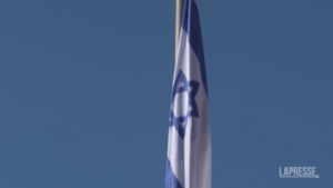 VIDEO Israele, bandiere a mezz’asta a Gerusalemme a un mese dagli attacchi di Hamas