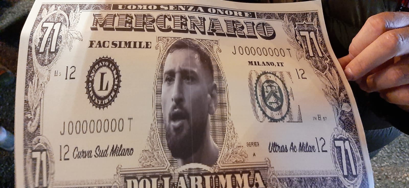 Curva Milan distribuisce i ‘Dollarumma’ a San Siro: “Un mercenario”