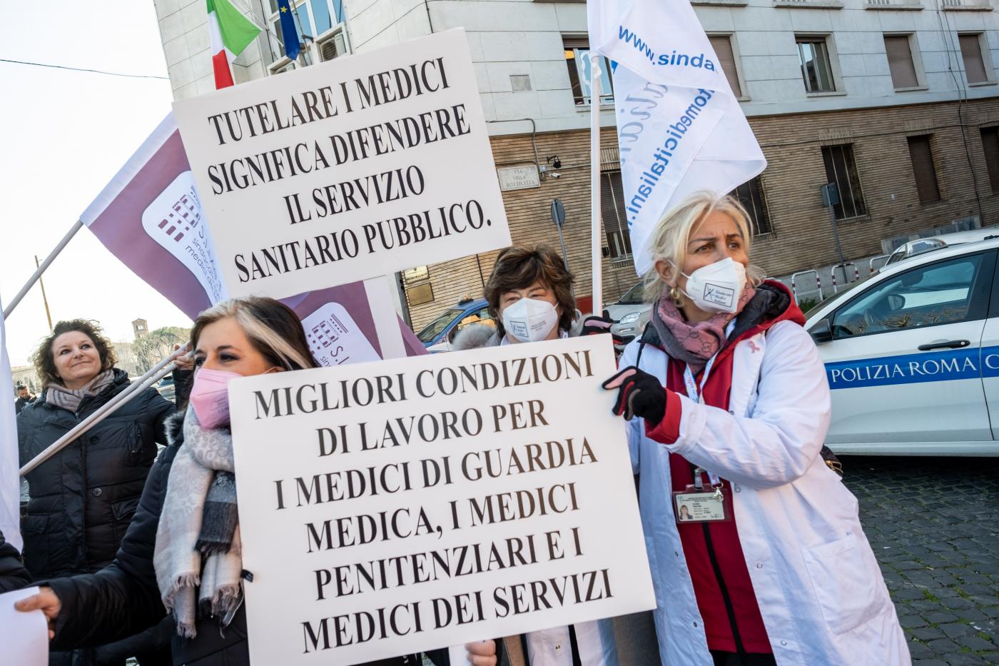 Sanità, è fuga dal sistema sanitario nazionale: -10mila medici entro l’anno