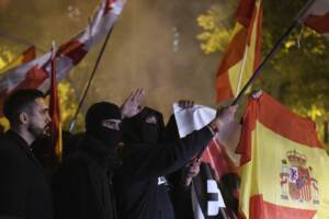 Spagna, scontri a Madrid davanti sede Psoe: bilancio sale a 39 feriti