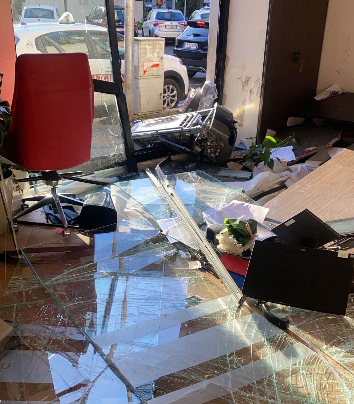 Roma, la banda della Audi colpisce ancora: sfondano il vetro di una banca e rubano la cassaforte