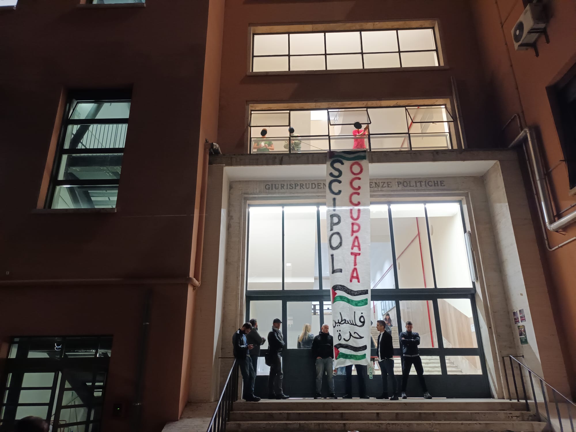 Roma, studenti occupano facoltà Scienze Politiche alla Sapienza in solidarietà con il popolo palestinese Roma, studenti occupano facoltà Scienze Politiche alla Sapienza in solidarietà con il popolo palestinese