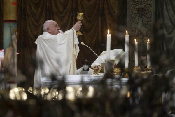 Papa Francesco alla Santa Messa nella Cappella Sistina con il rito del Battesimo dei Bambini