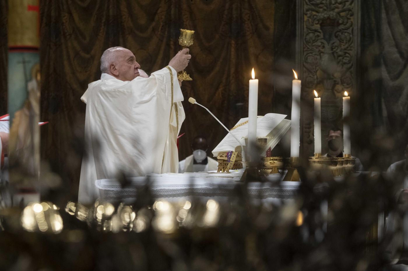 Vaticano, sì a battesimo per trans e gay