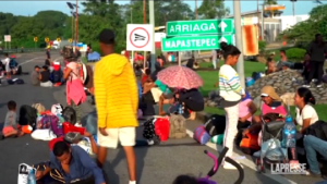 Messico, migliaia di migranti bloccano il traffico in autostrada