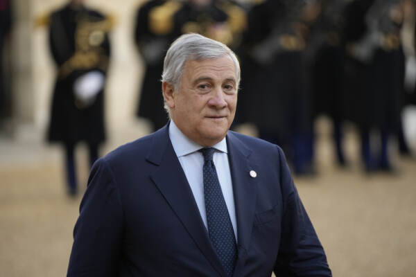 Gaza, Tajani a conferenza umanitaria a Parigi: “Due popoli e due Stati”