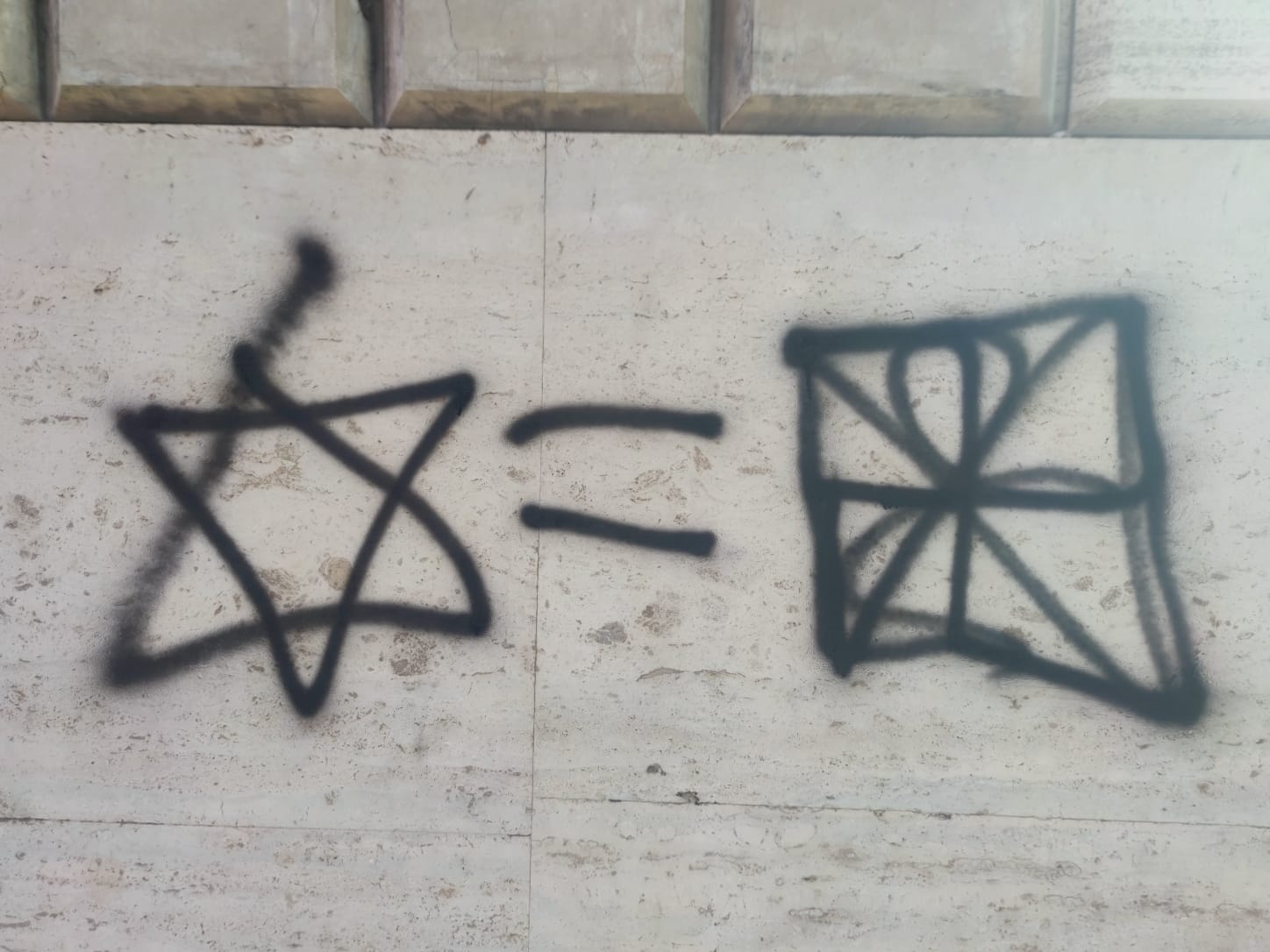Antisemitismo, svastica comparsa al quartiere ebraico di Roma Antisemitismo, svastica comparsa al quartiere ebraico di Roma