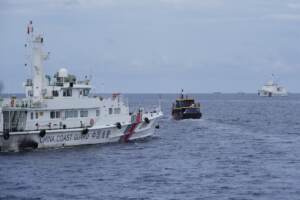 La guardia costiera filippina osserva le navi della guardia costiera cinese mentre bloccano la strada al largo del Second Thomas Shoal