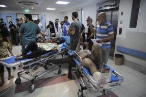 Bambini feriti dai bombardamenti arrivano all\' Ospedale Shifa di Gaza