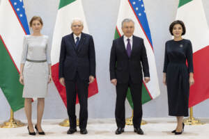 Sergio Mattarella depone una corona di fiori al Monumento dell’Indipendenza,durante la visita ufficiale in Uzbekistan