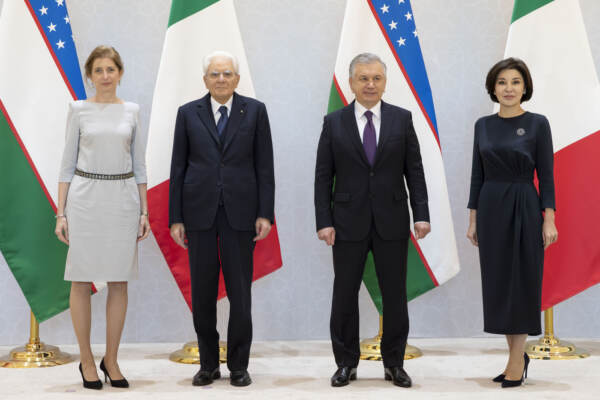 Sergio Mattarella depone una corona di fiori al Monumento dell’Indipendenza,durante la visita ufficiale in Uzbekistan