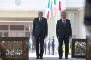 Sergio Mattarella depone una corona di fiori al Monumento dell’Indipendenza,durante la visita ufficiale in Uzbekistan