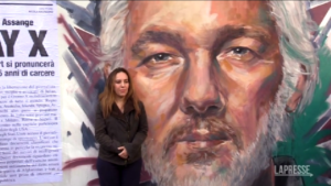 Julian Assange, la moglie Stella a Scampia per murale dedicato al marito