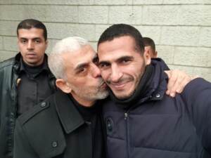 Hassan Eslaiah, nella foto con il leader di Hamas Yahya Sinwar
