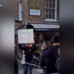 Londra, dissidente iraniano aggredito da manifestanti pro-Palestina