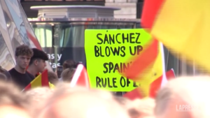 Spagna, migliaia di persone in piazza contro Sanchez